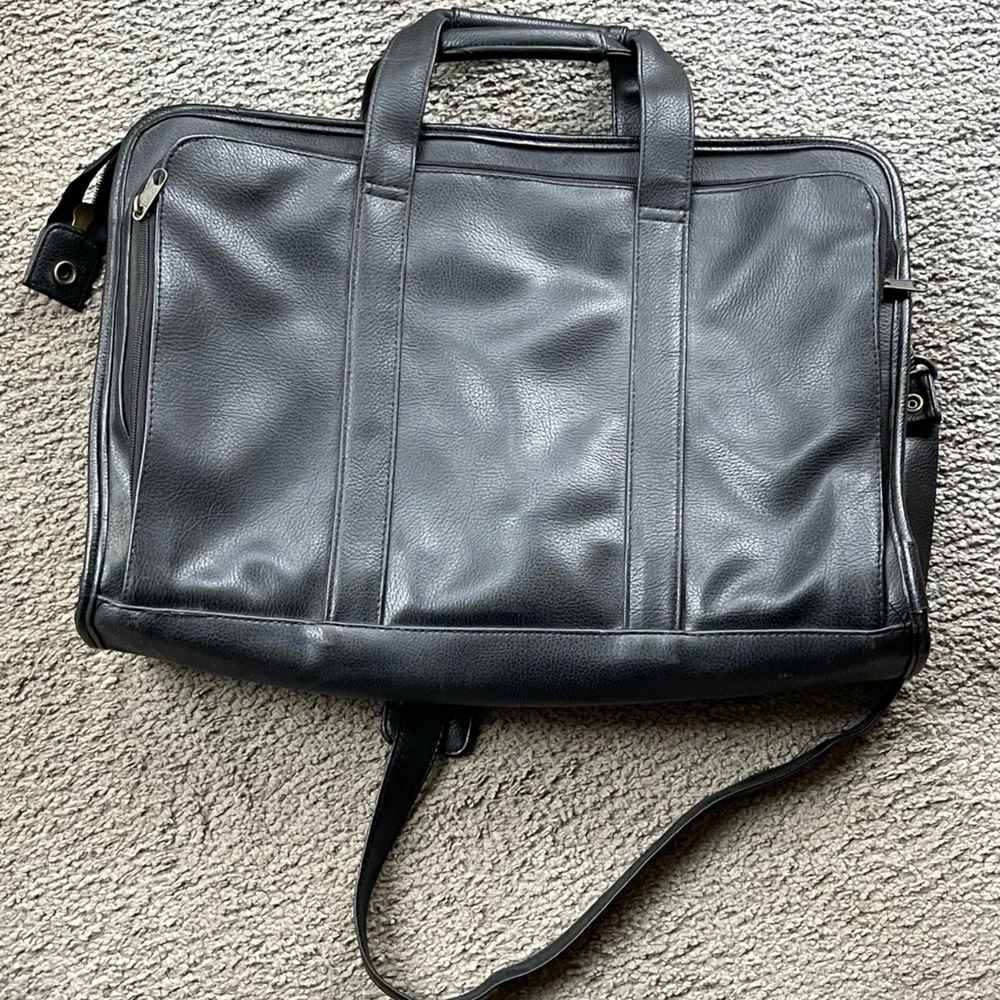 LAPTOP BRIEFCASE/ATTACHE/BOOKBAG! Hand or shoulder straps. Black Faux Leather.